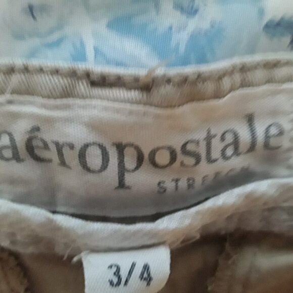 Aeropostale Stretch ladies size 3/4 khaki shorts w/2 front, e back pockets, - Picture 3 of 3